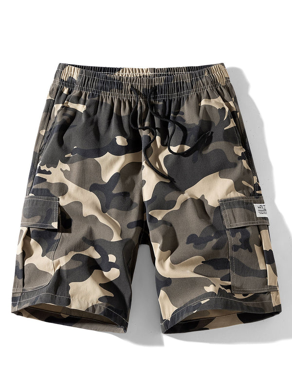 Pantalón corto de camuflaje gris con bolsillos tipo cargo y trabillas en los laterales