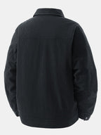 Chaqueta de pana negra por detrás, cuello alto y puños acanalados.