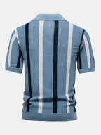 Polo de punto Firenze de espalda con rayas verticales azul claro y azul marino.