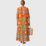 Vestido midi estampado floral naranja y verde, vista trasera, cuello V y mangas 3/4
