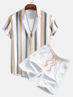 Camisa abotonada a rayas y bañador corto blanco con cordón naranja