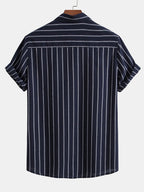 Camisa azul marino con rayas verticales, espalda visible, manga corta.