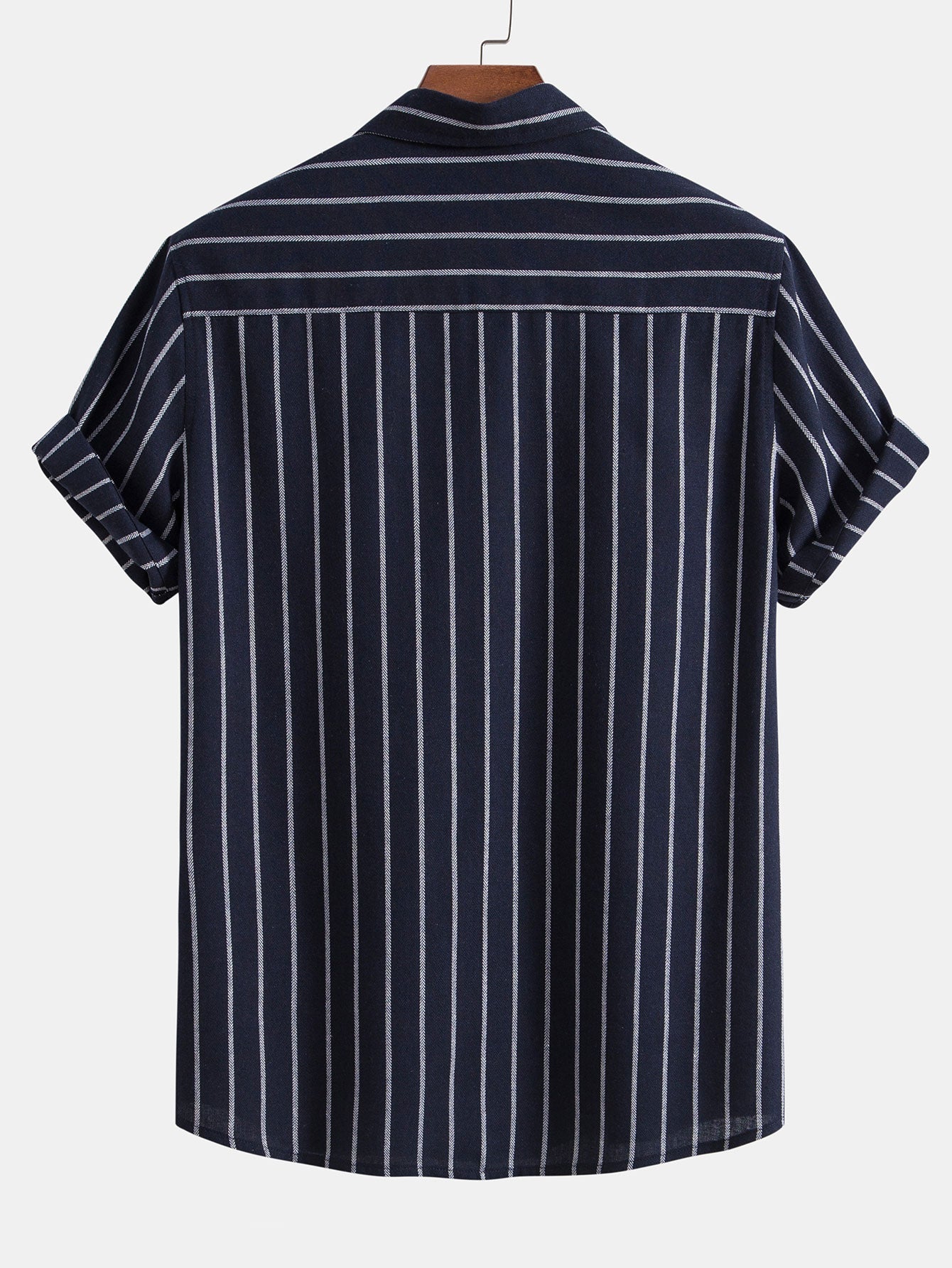 Camisa azul marino con rayas verticales, espalda visible, manga corta.