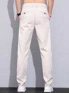 Pantalón recto beige visto por detrás, con cintura elástica y bolsillos traseros