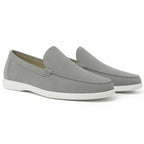 Mocasines de gamuza grises con detalle de cordón y suela blanca