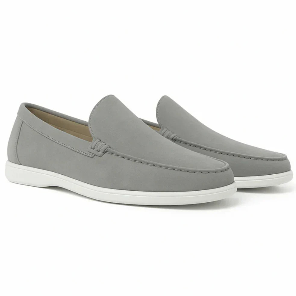Mocasines de gamuza grises con detalle de cordón y suela blanca