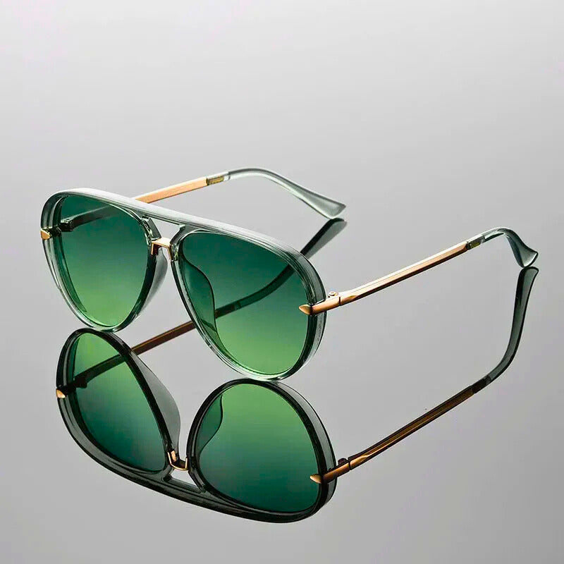 Gafas de sol ovaladas verdes con montura transparente y patillas doradas