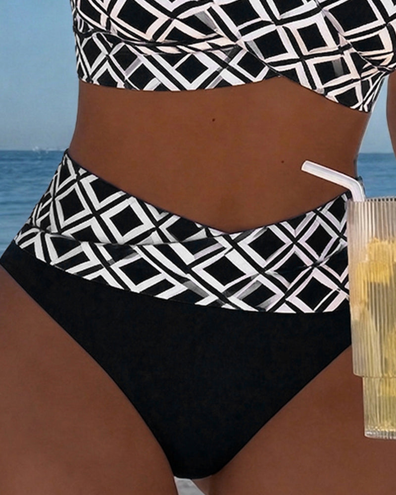 Braguita bikini Martina a cuadros geométricos blanco y negro con panel oscuro frontal