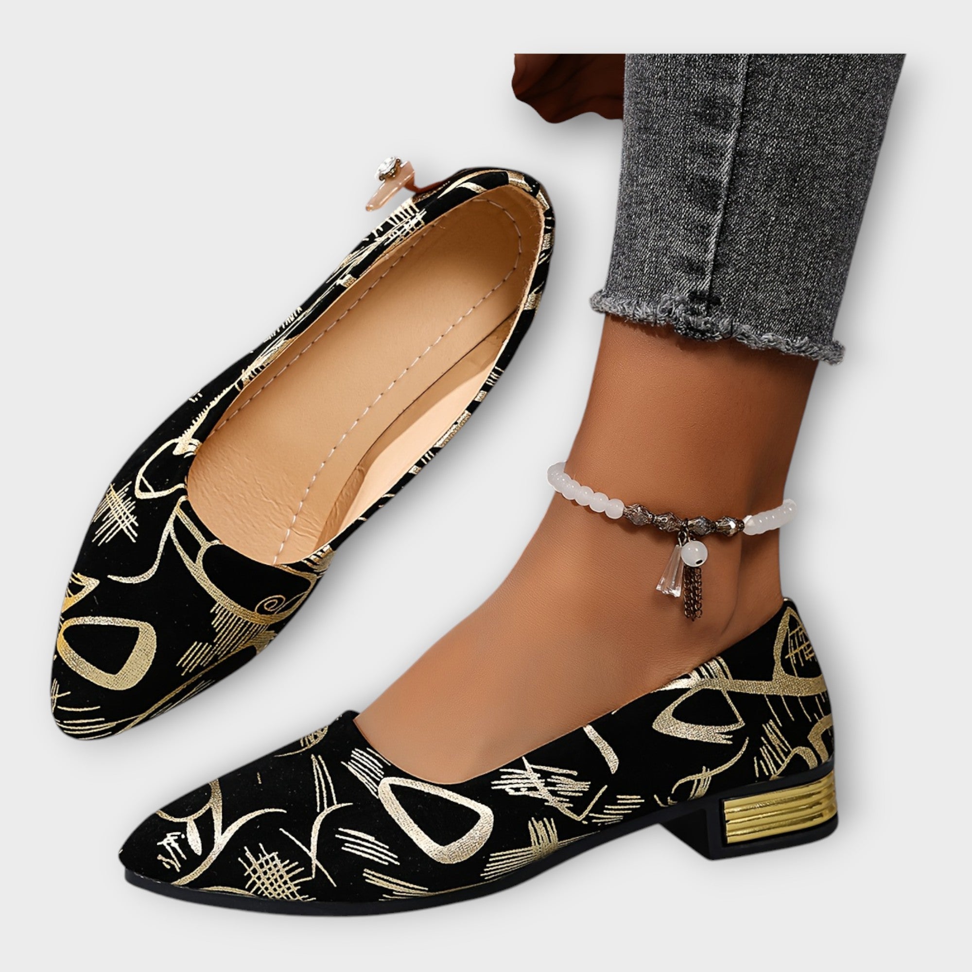 Bailarinas Amélie negras con estampado dorado; interior beige y tacón ancho bajo