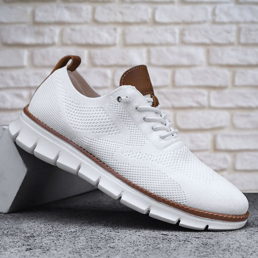 Zapatilla deportiva blanca tejida con cordones y suela blanca con relieve