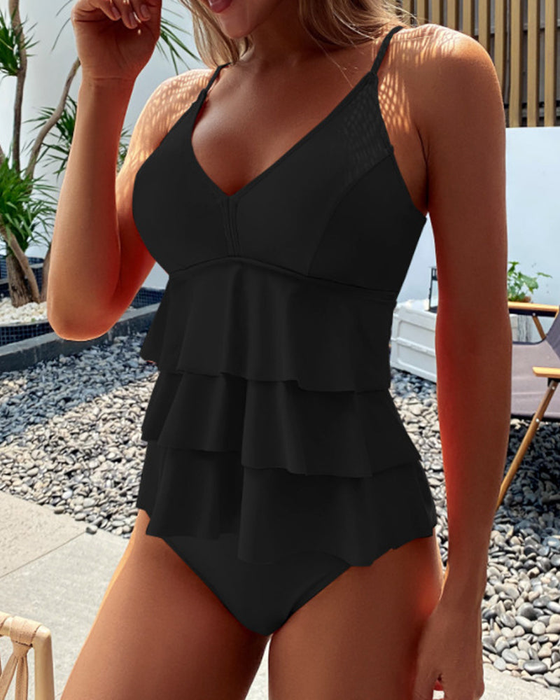 Body negro con volantes escalonados, escote en V y tirantes finos