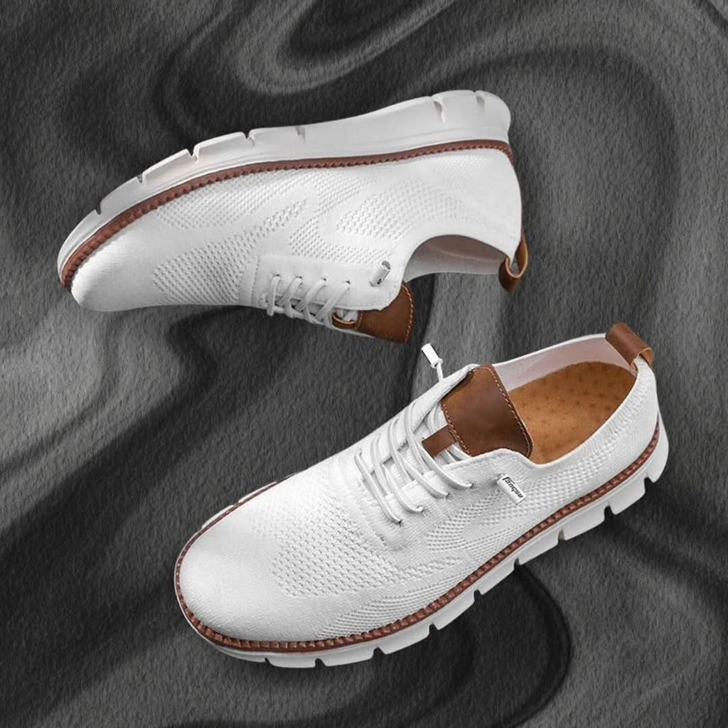 Zapatilla deportiva blanca tejida con cordones, borde marrón y suela blanca