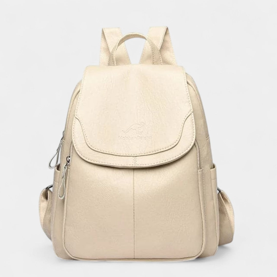 Mochila beige con solapa frontal, compartimento principal y tirantes acolchados ajustables