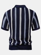 Polo de punto azul marino con rayas verticales blancas, vista trasera, manga corta
