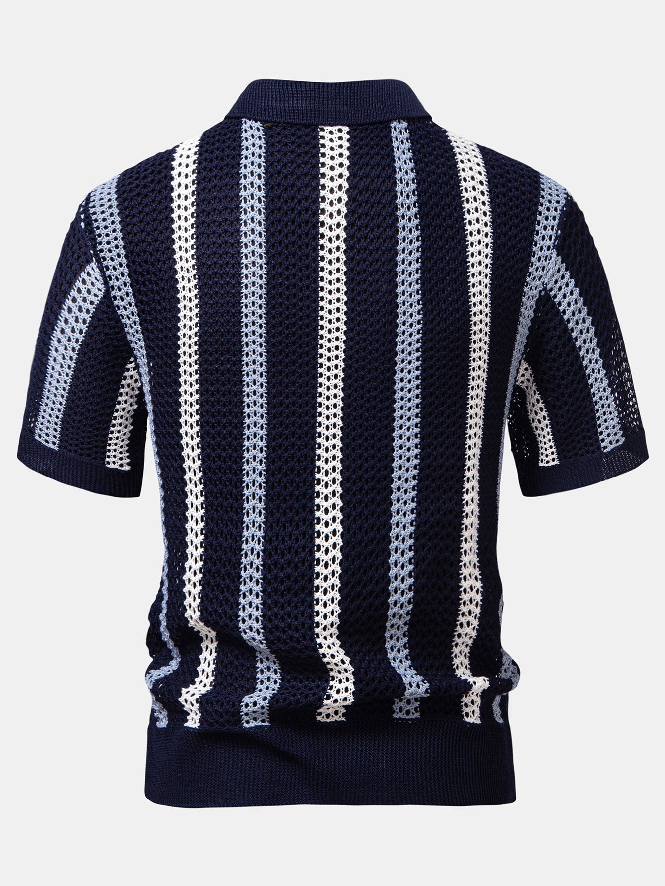 Polo de punto azul marino con rayas verticales blancas, vista trasera, manga corta