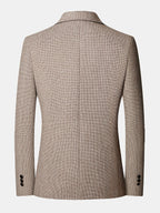 Blazer de cuadro príncipe beige visto por la espalda con costuras centrales y botones