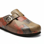 Zapato de madera patchwork caqui, rojo y gris, con correa y hebilla