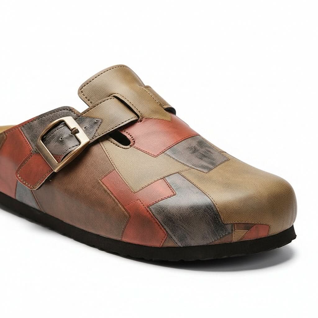 Zapato de madera patchwork caqui, rojo y gris, con correa y hebilla