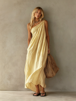 Vestido sin mangas amarillo con drapeado lateral y falda larga fluida.