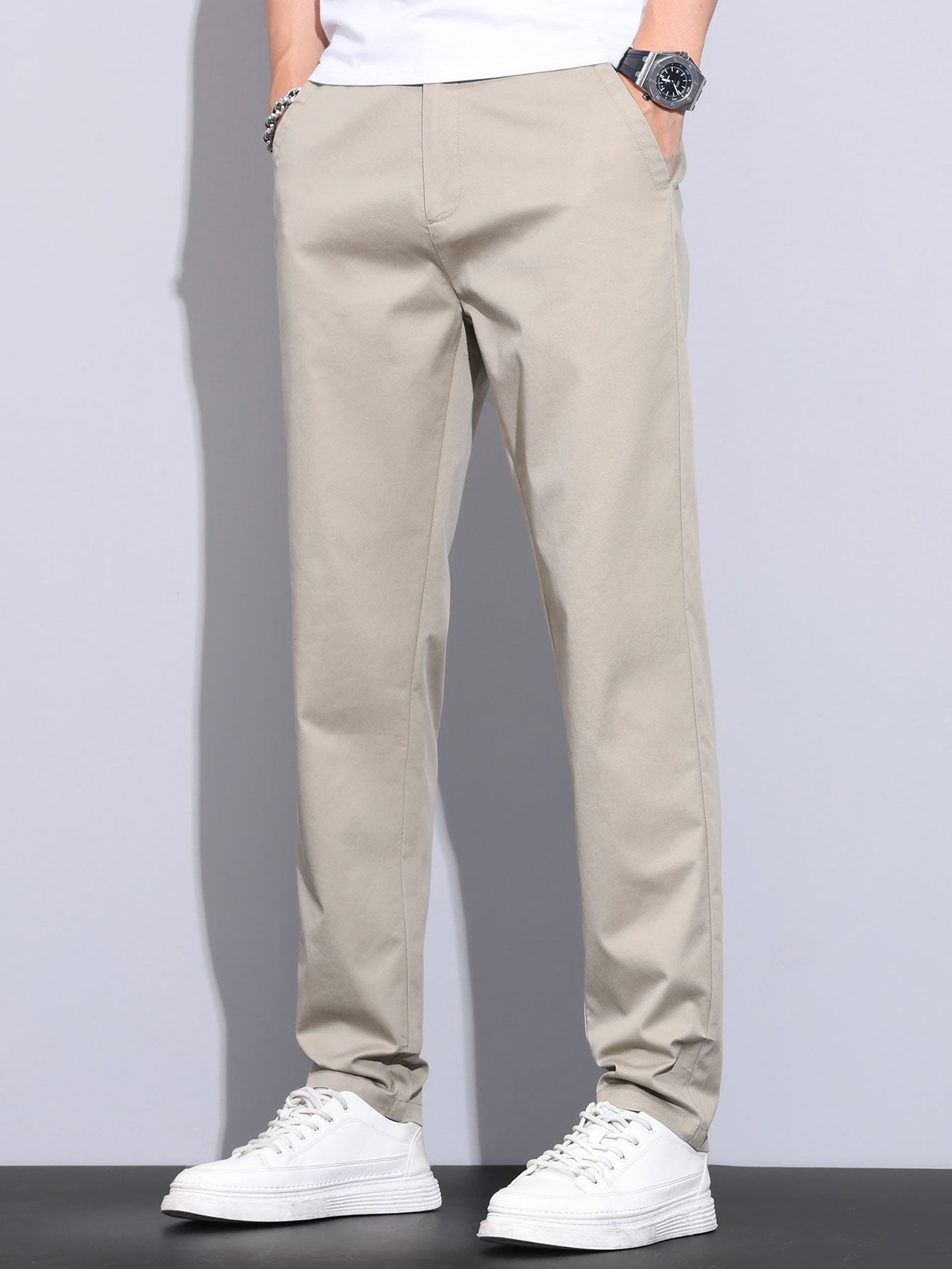 Pantalón recto tan visto por detrás, cintura con presillas y bolsillos traseros