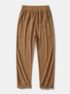 Pantalón recto de pana color café claro, cintura elástica con cordón y bolsillos.