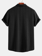 Conjunto de camisa abotonada negra jacquard rombos y pantalón negro, vista trasera