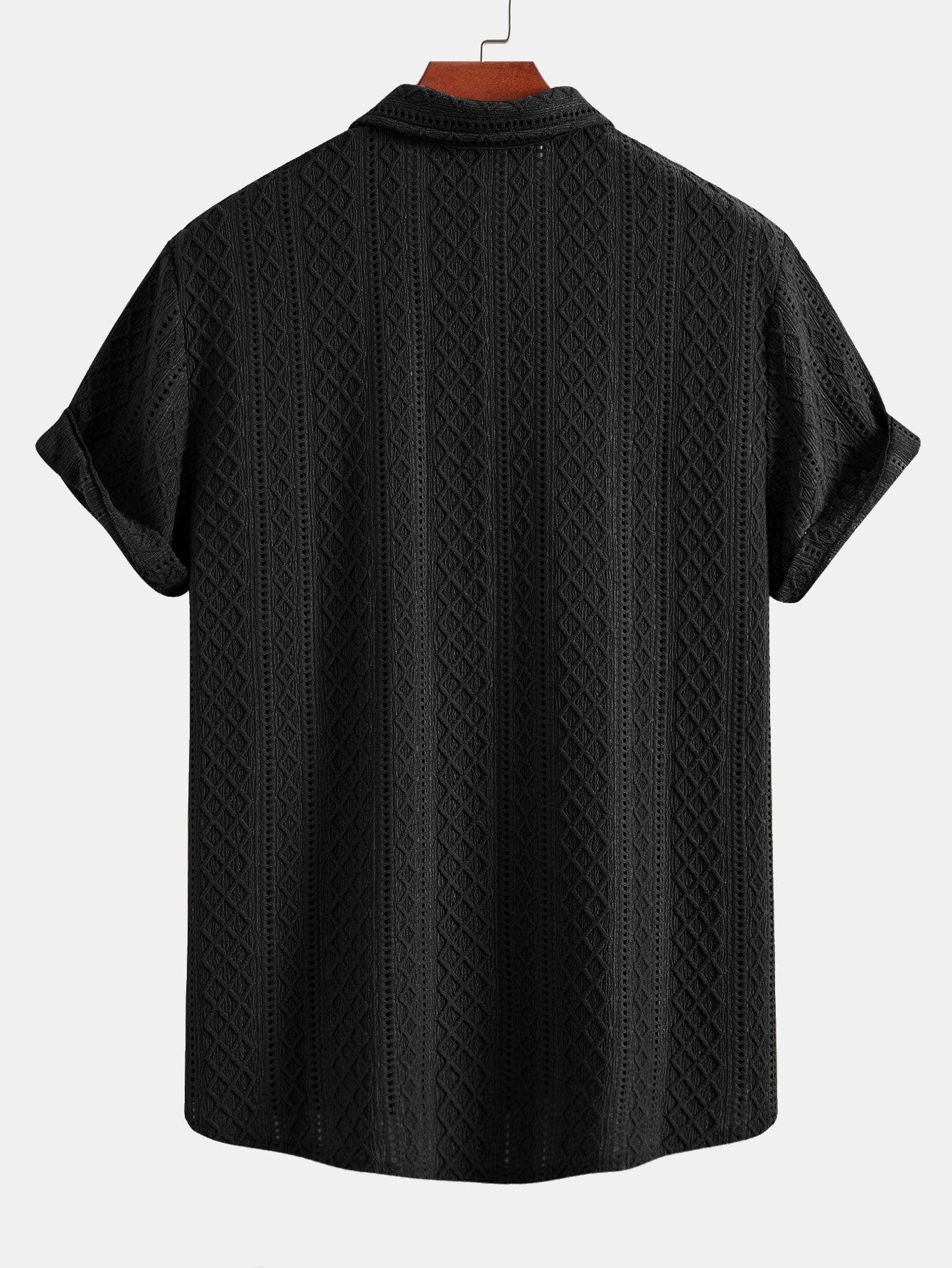 Conjunto de camisa abotonada negra jacquard rombos y pantalón negro, vista trasera