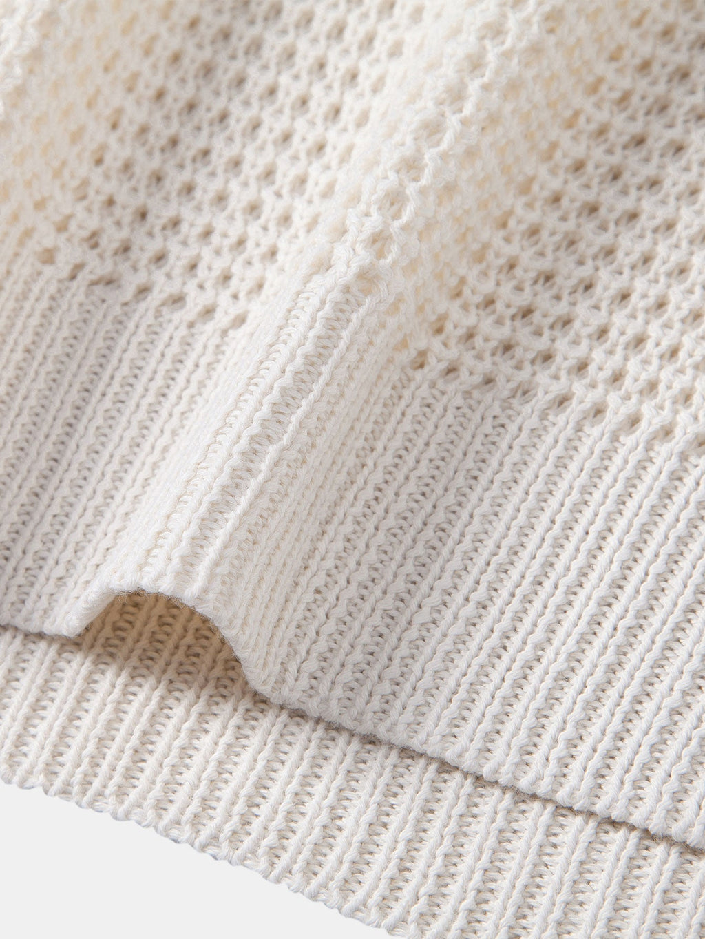 Polo sin mangas crema con bajo acanalado y costura