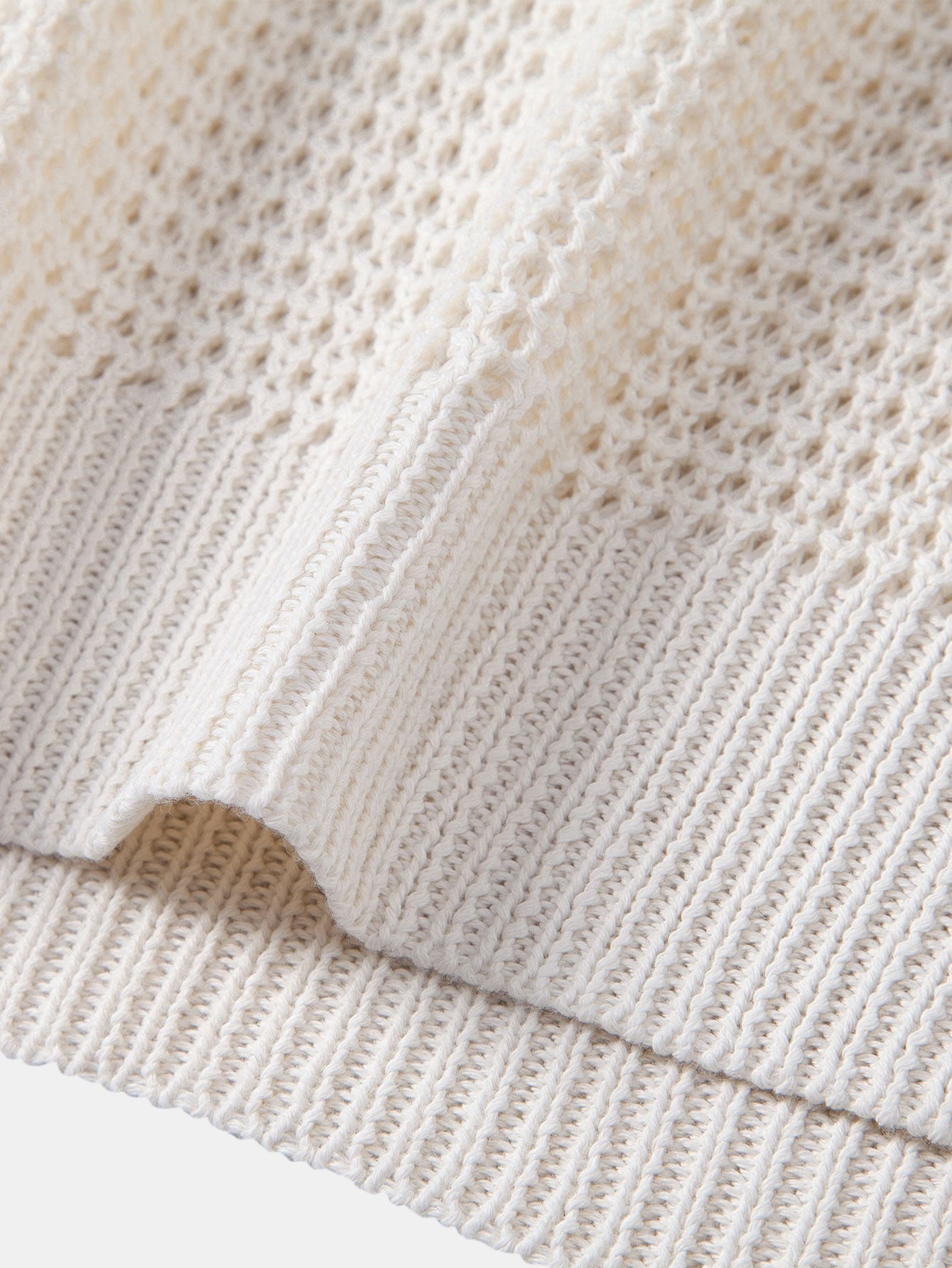 Polo sin mangas crema con bajo acanalado y costura