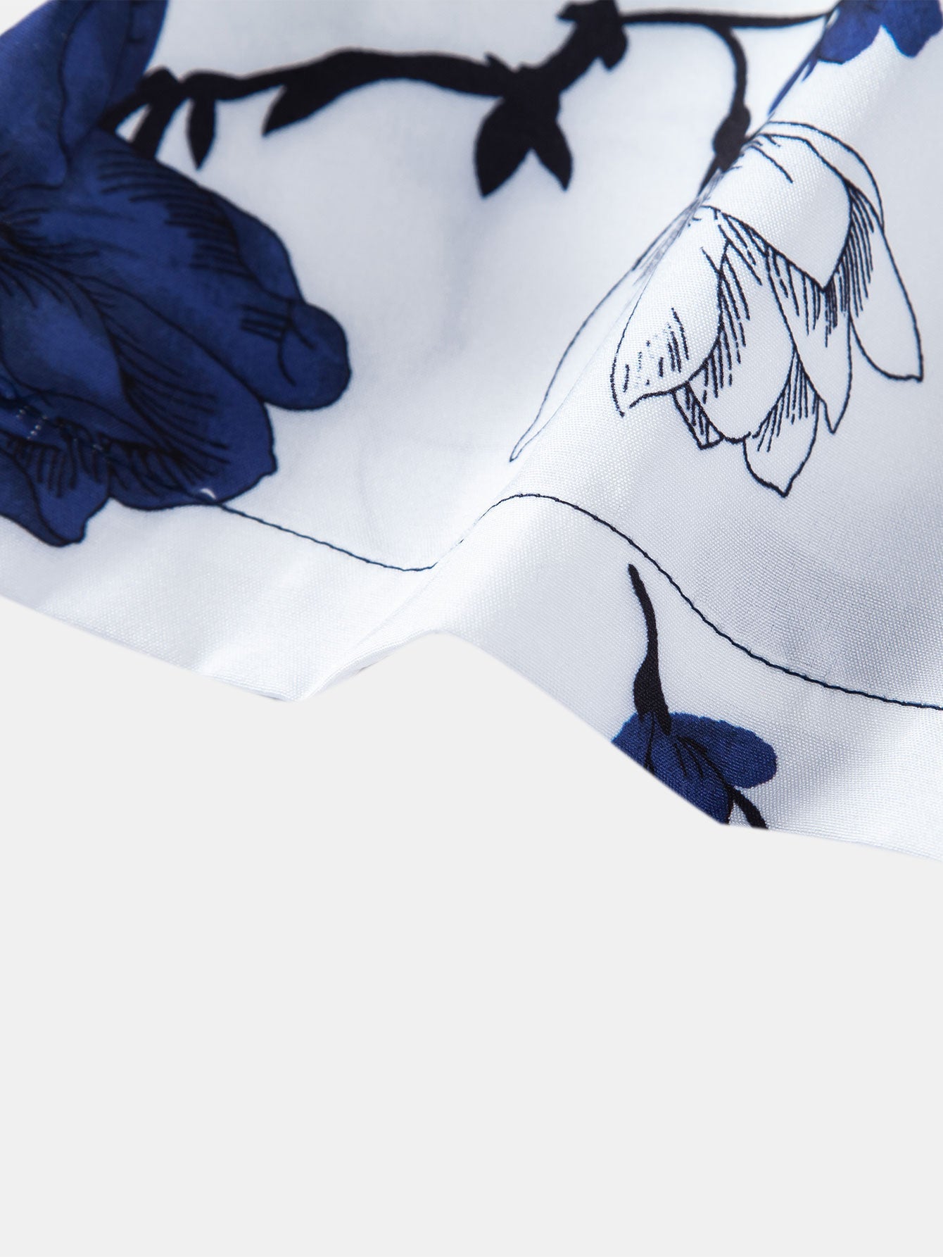 Frente de camisa azul marino con estampado floral azul sobre fondo blanco