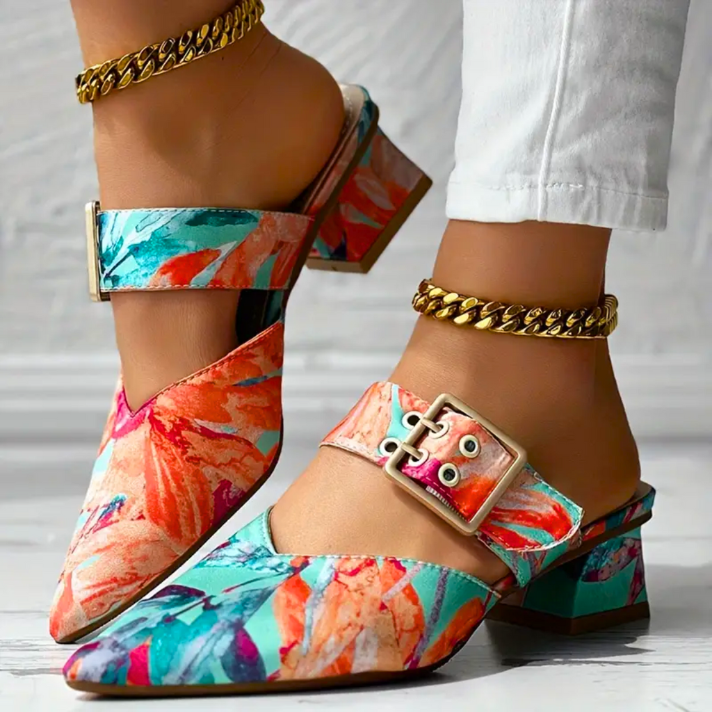 Tacones multicolor con tacón cuadrado, puntera puntiaguda y hebilla en la tira del tobillo