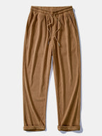 Pantalón recto de pana color café, cintura elástica con cordón y bolsillo trasero.