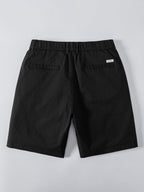 Pantalón corto negro con cintura elástica y bolsillos traseros, vista trasera