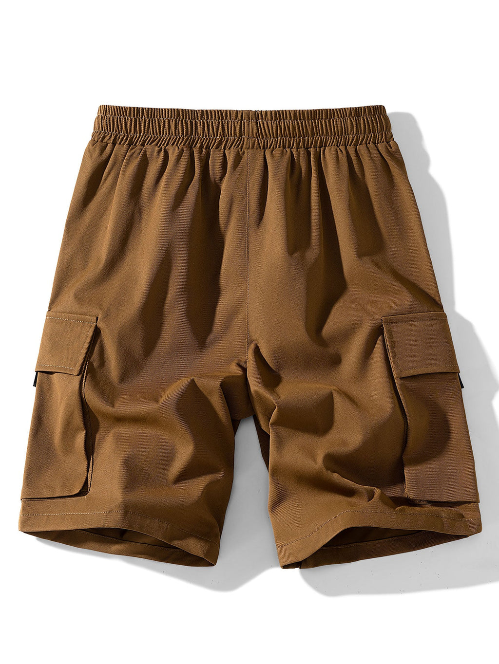 Pantalón corto de tela marrón, cintura elástica y bolsillos cargo laterales.