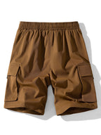 Pantalón corto de tela marrón, cintura elástica y bolsillos cargo laterales.