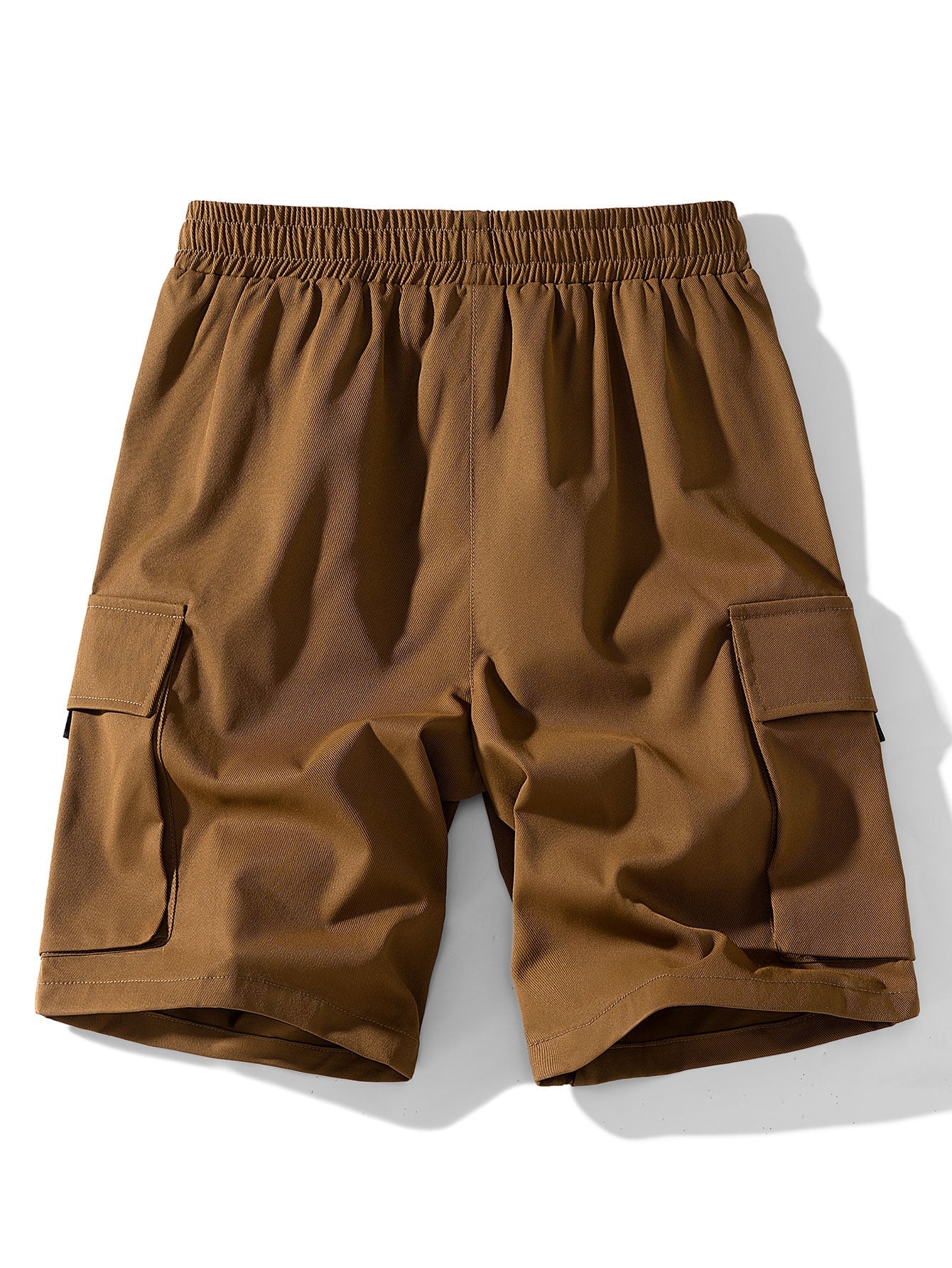 Pantalón corto de tela marrón, cintura elástica y bolsillos cargo laterales.