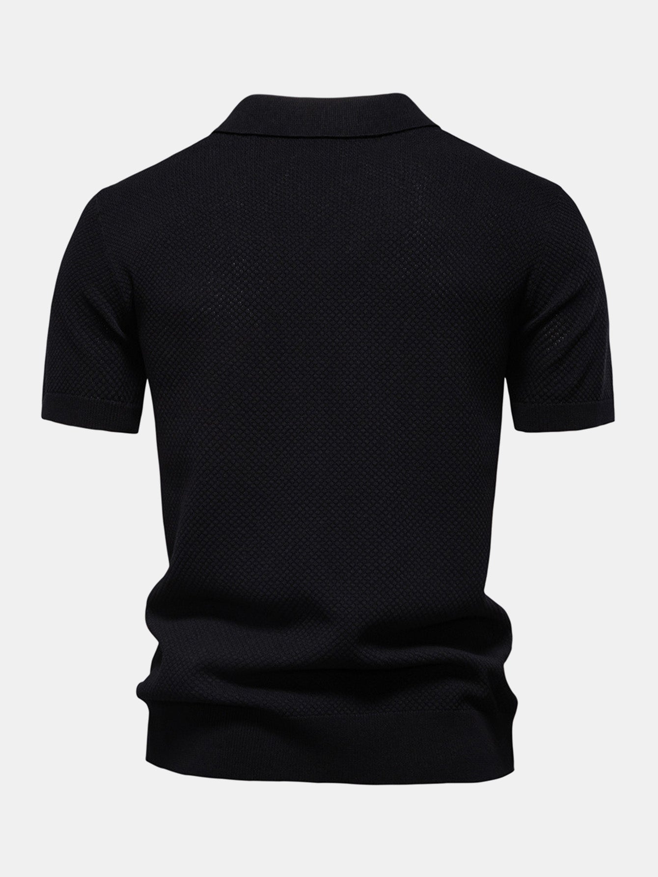 Polo negro de manga corta, vista trasera con cuello camisero y bajo fruncido.