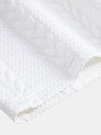 Tela blanca del pantalón corto Capri con textura tipo relieve y patrón