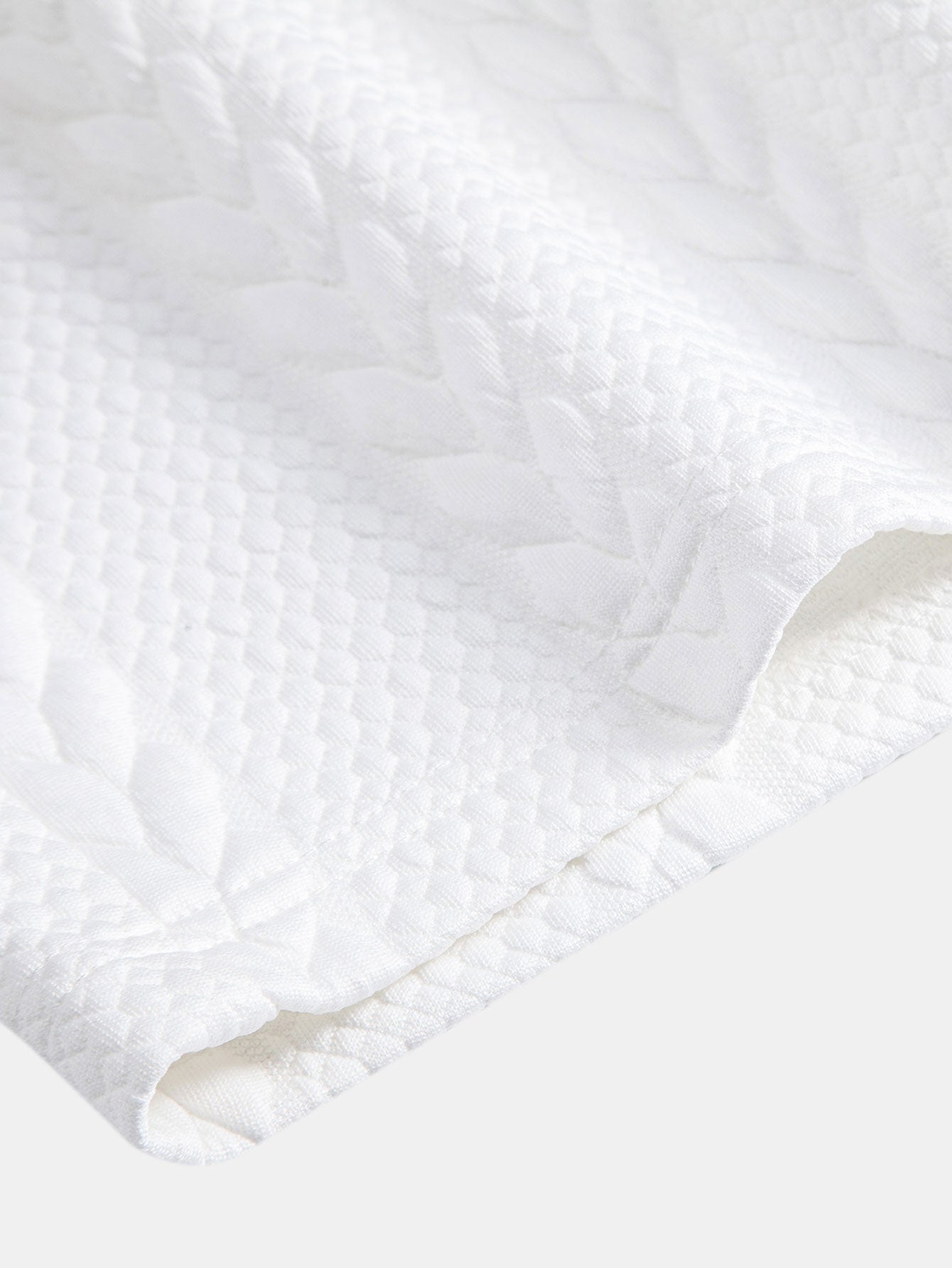 Tela blanca del pantalón corto Capri con textura tipo relieve y patrón