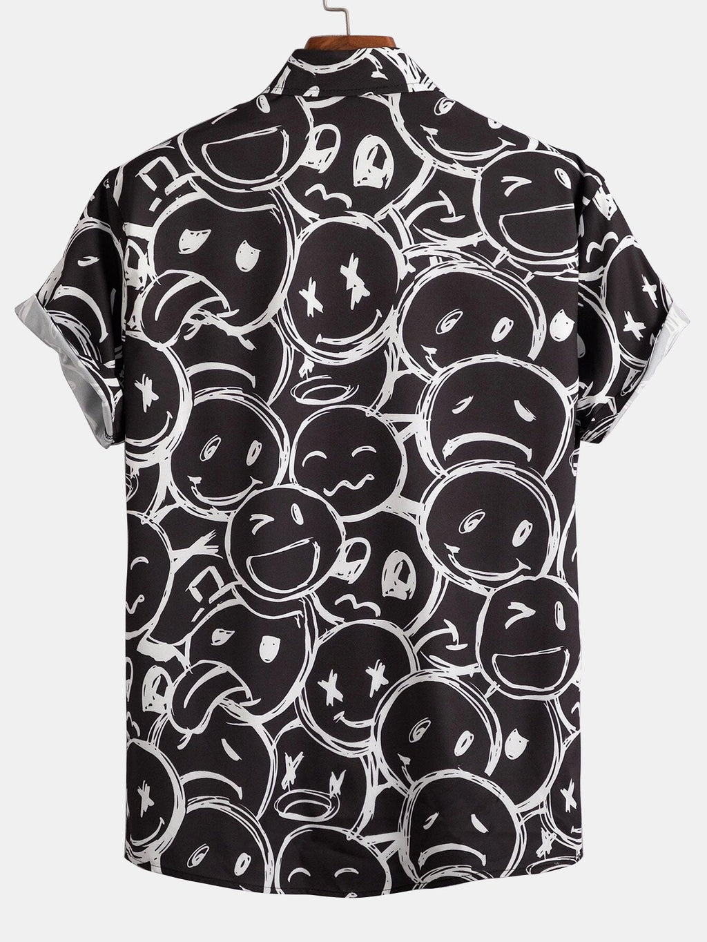 Camisa de manga corta negra con estampado blanco por toda la pieza y cuello