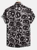Camisa de manga corta negra con estampado blanco por toda la pieza y cuello