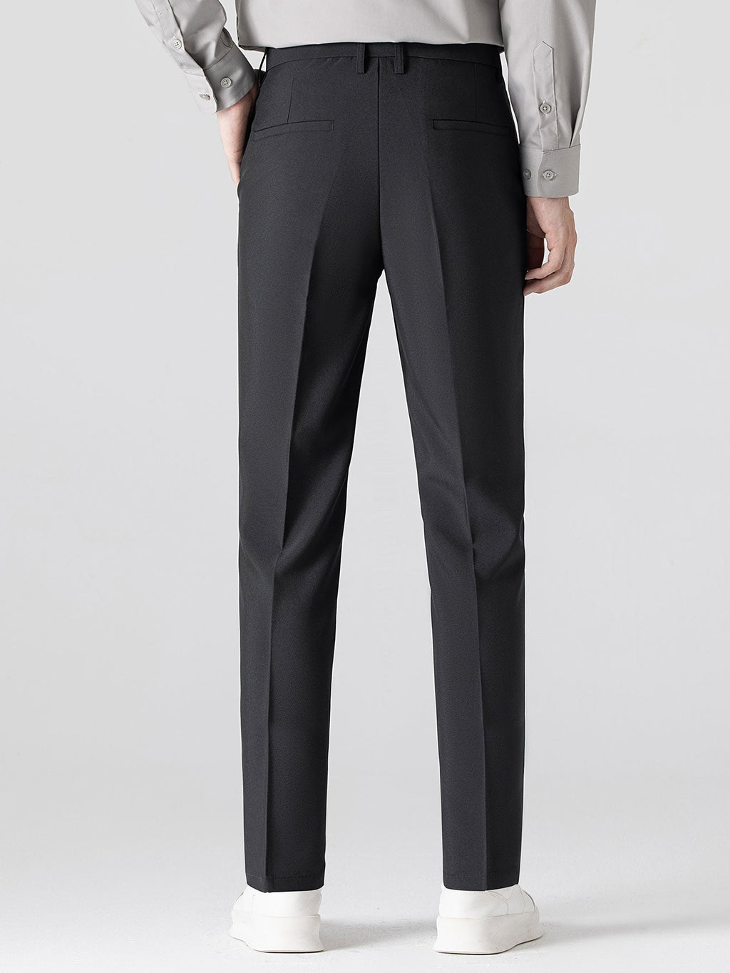 Pantalón cónico negro con bolsillos traseros y cintura con trabillas