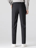 Pantalón cónico negro con bolsillos traseros y cintura con trabillas