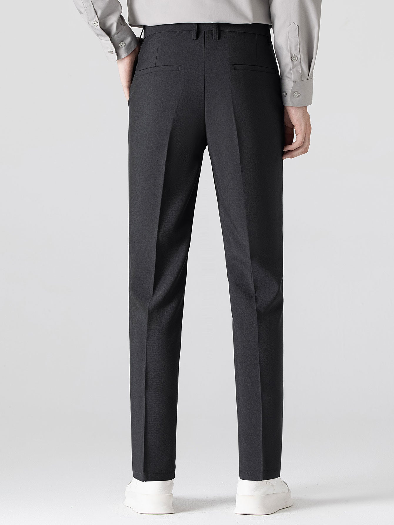 Pantalón cónico negro con bolsillos traseros y cintura con trabillas