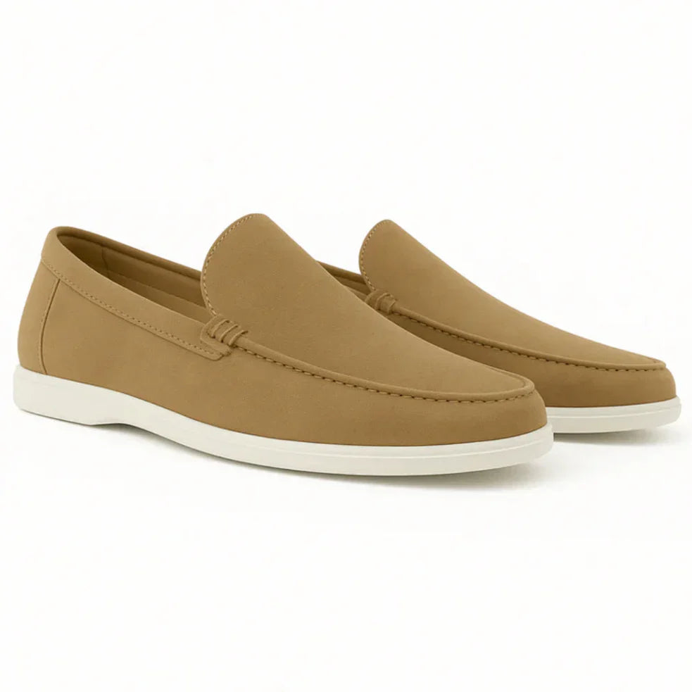 Mocasines de gamuza color beige con costuras y suela blanca