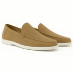 Mocasines de gamuza color beige con costuras y suela blanca