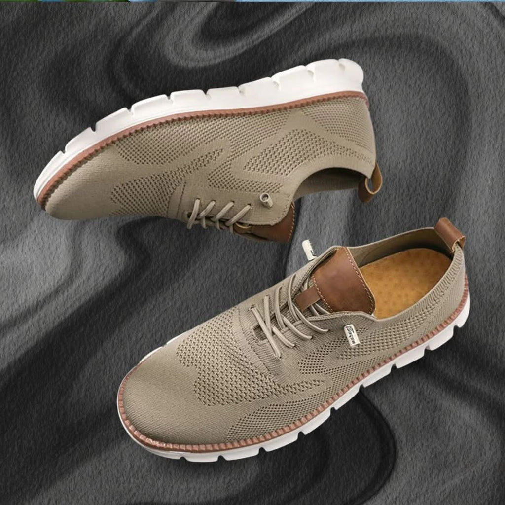 Zapatilla deportiva caqui tejida con cordones y suela blanca con textura