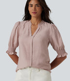 Blusa rosa palo con cuello en V y botones; mangas globo fruncidas