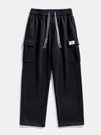 Pantalón cargo negro con cintura elástica, cordón y bolsillos tipo cargo