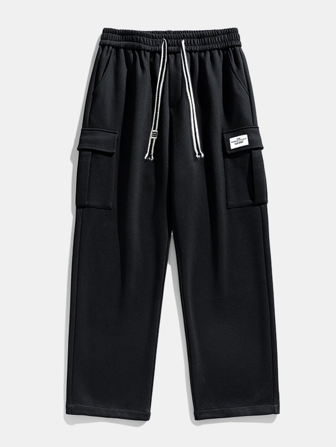 Pantalón cargo negro con cintura elástica, cordón y bolsillos tipo cargo